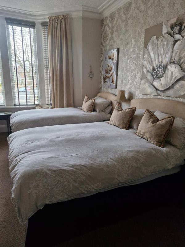 Triple Room with Private Bathroom image 3