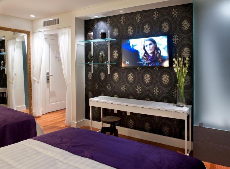 Queen Room with Two Queen Beds - No Resort Fee image 3
