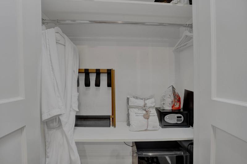 Queen Room image 2