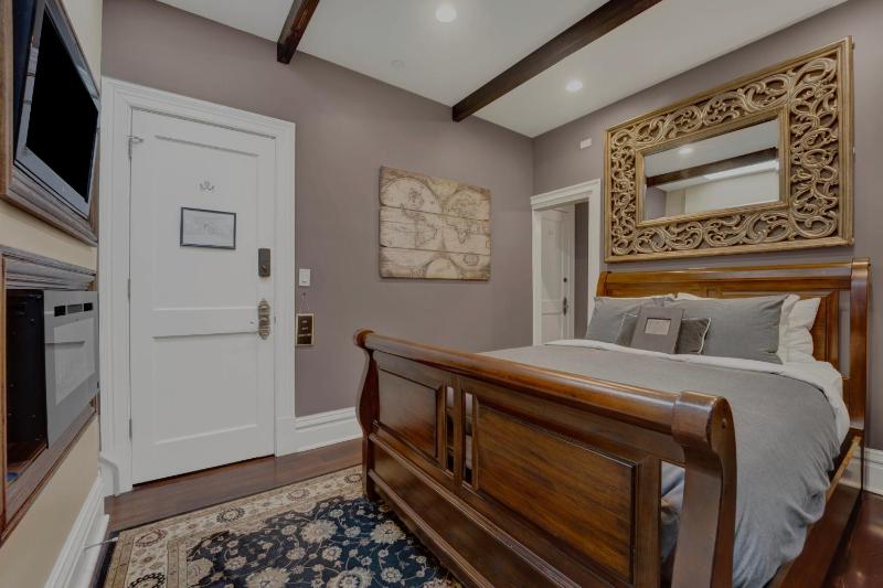 Queen Room image 3