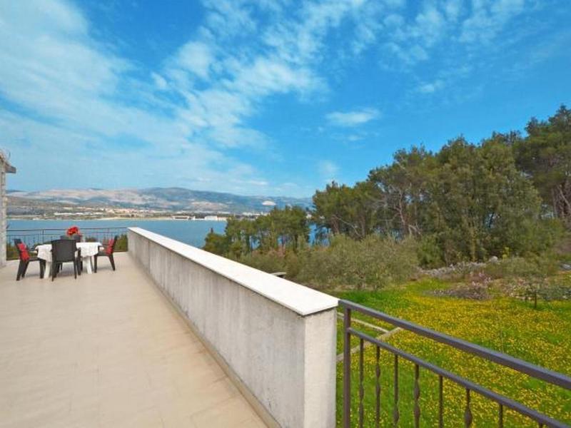 Three-Bedroom Apartment with Terrace and Sea View image 4