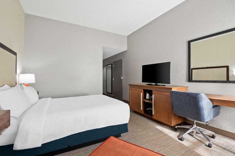 Queen Room with Bath Tub - Disability Access/Non-Smoking  image 3