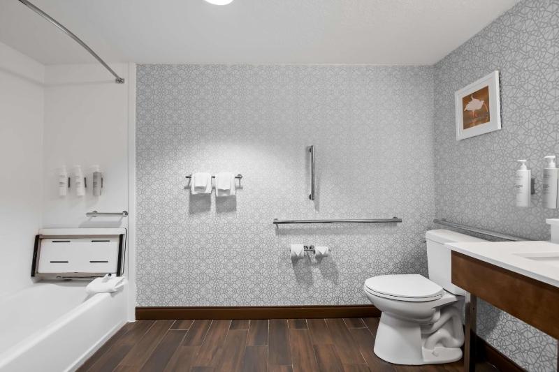 Queen Room with Bath Tub - Disability Access/Non-Smoking  image 2