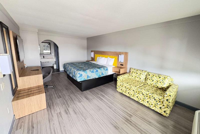King Room with Roll-in Shower - Mobility Access/Non-Smoking image 1