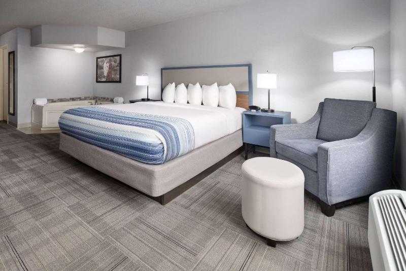 Deluxe King Room - Non-Smoking image 3