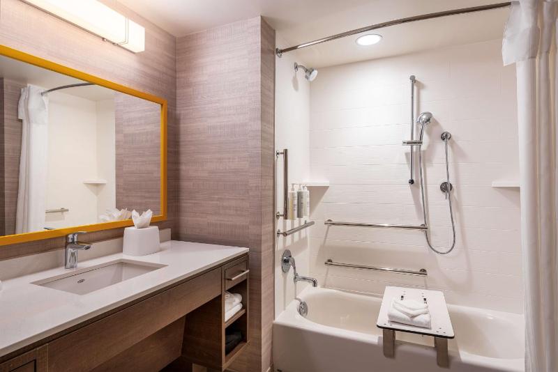 King Studio Suite with Accessible Tub - Mobility Access image 3