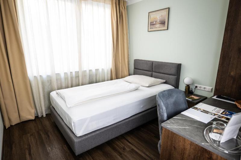 Standard Single Room image 3