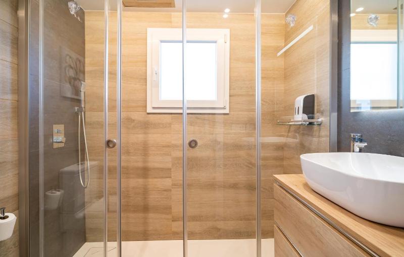 Gorgeous Apartment In Torremolinos With Wifi - image 4