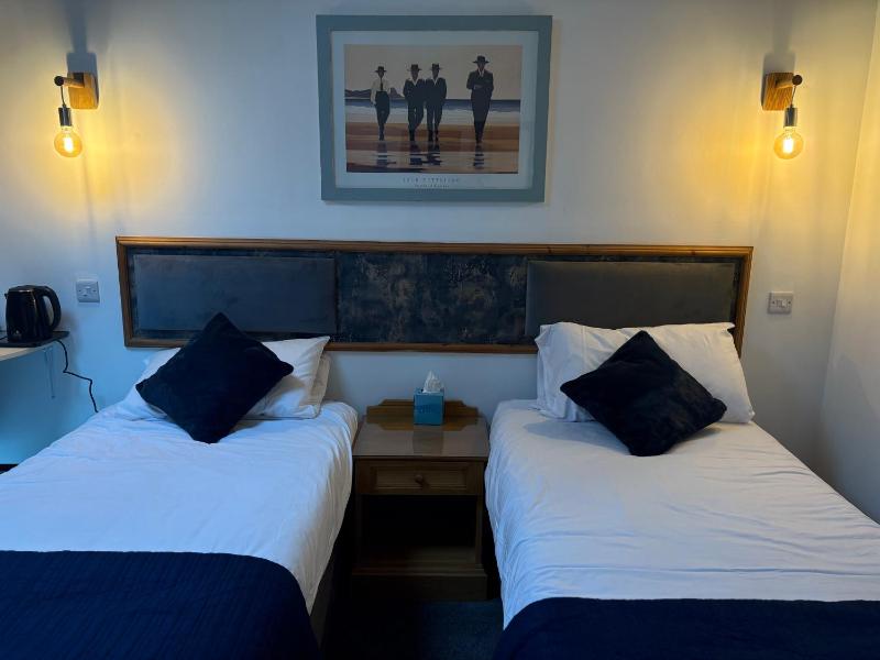 Twin Room image 3