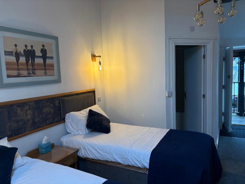 Twin Room image 4
