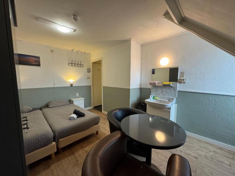 Double Room with Shared Bathroom image 1