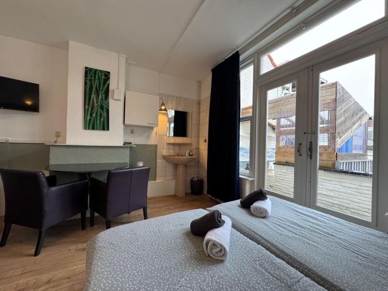 Double Room with Shared Bathroom image 3