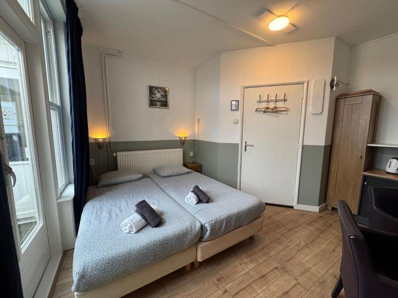 Double Room with Shared Bathroom image 2