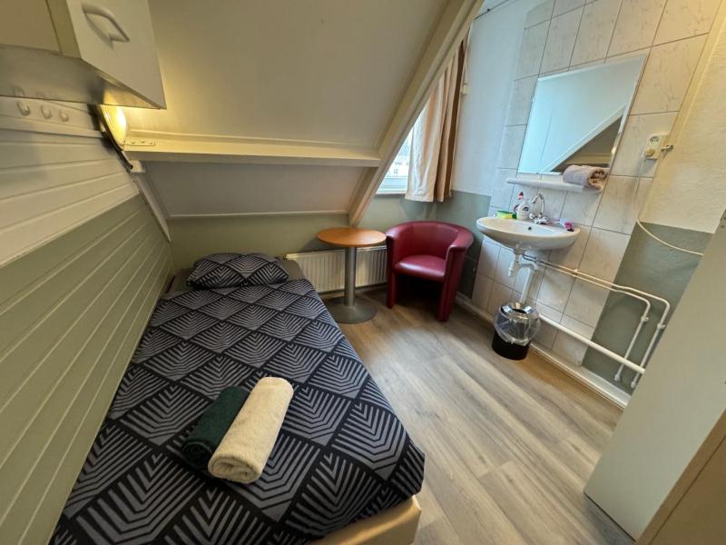 Single Room image 4