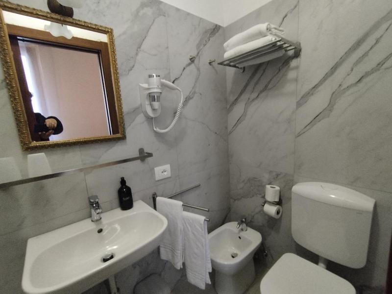 Triple Room with Private Bathroom image 3