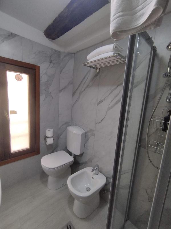 Deluxe Single Room with Private Bathroom image 3