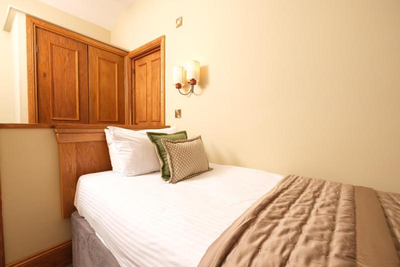 Twin Room image 2