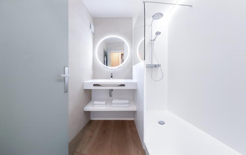 Studio (2 Adults + 1 Child) image 1