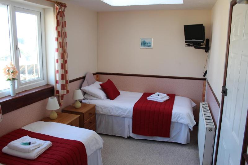 Twin Room with Private Bathroom image 3