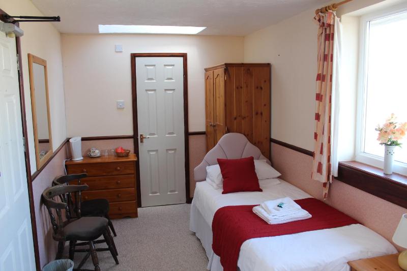 Twin Room with Private Bathroom image 2