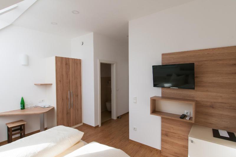 Standard Double Room image 3