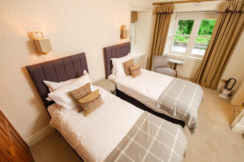 Classic Twin Room image 3