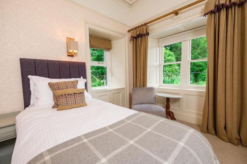 Classic Twin Room image 4