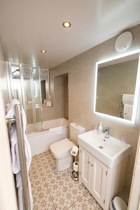 Premium Double Room image 3