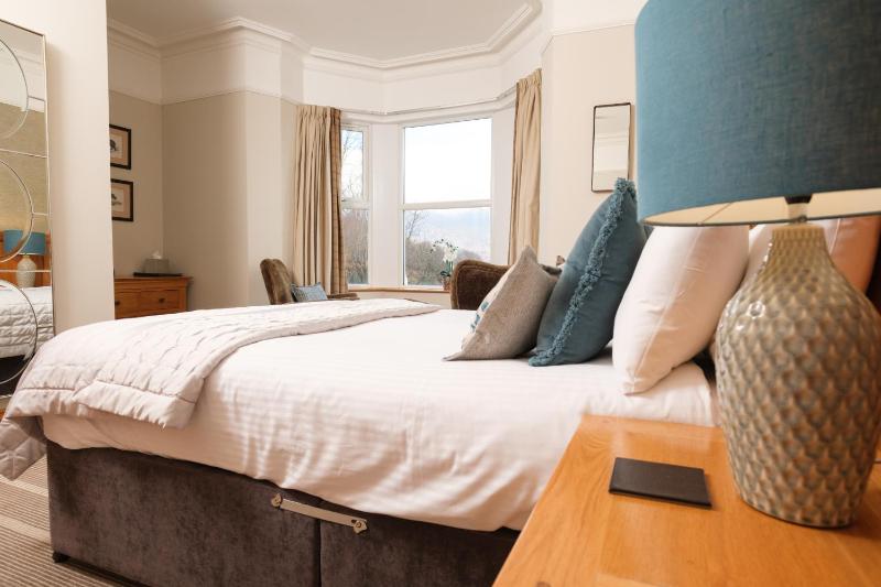 Superior King Room image 4