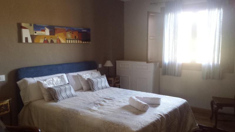 Queen Room - Disability Access image 1