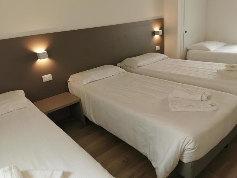 Standard Quadruple Room image 3
