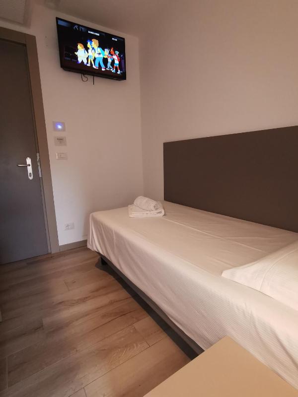 Single Room image 3