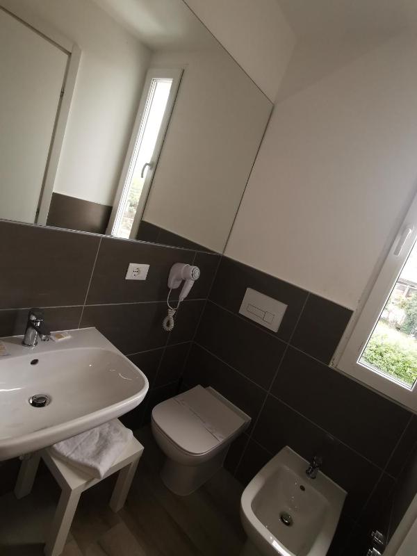 Single Room image 4