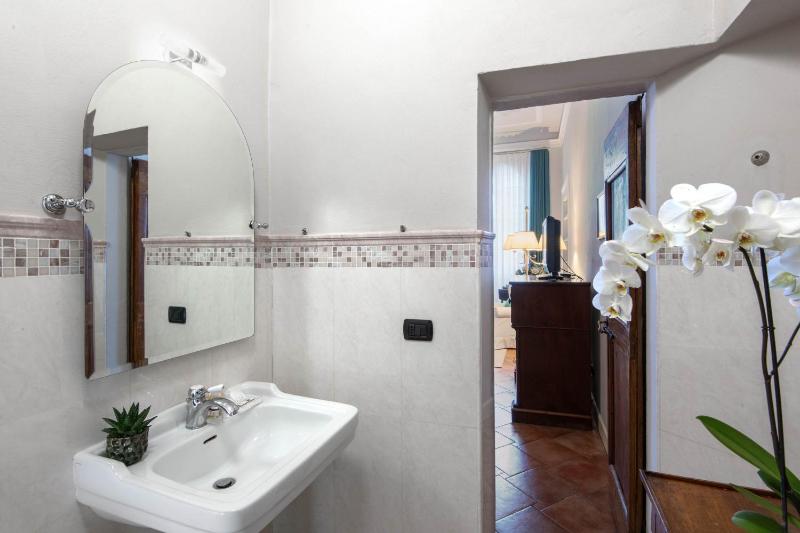 Deluxe Two-Bedroom Apartment image 3