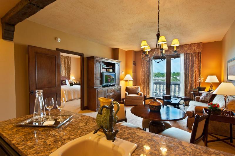 King Suite with Balcony image 3