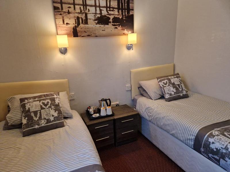 Twin Room with Private Bathroom image 1