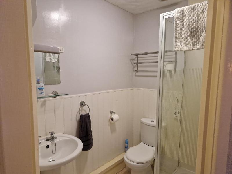 Twin Room with Private Bathroom image 4