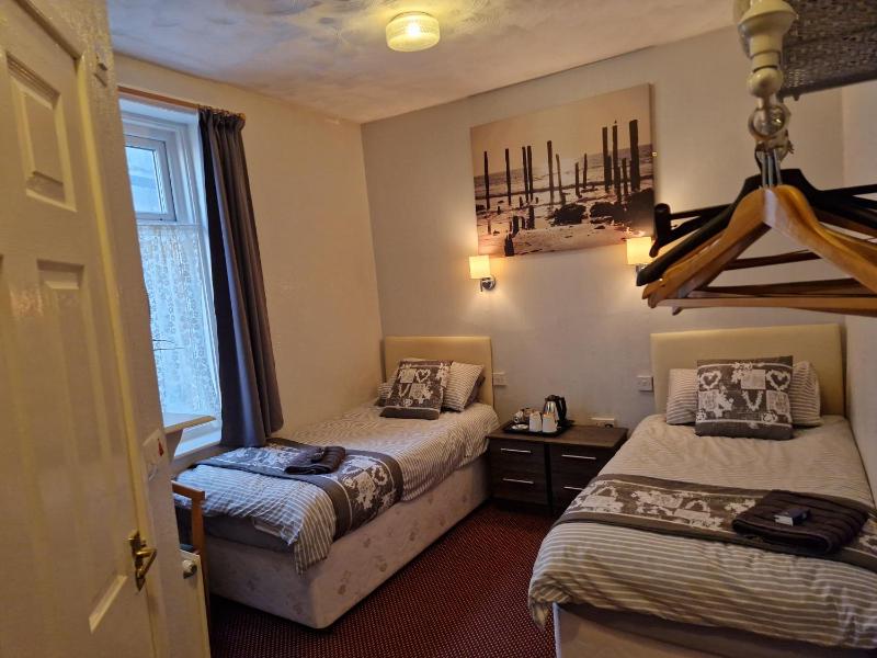 Twin Room with Private Bathroom image 3