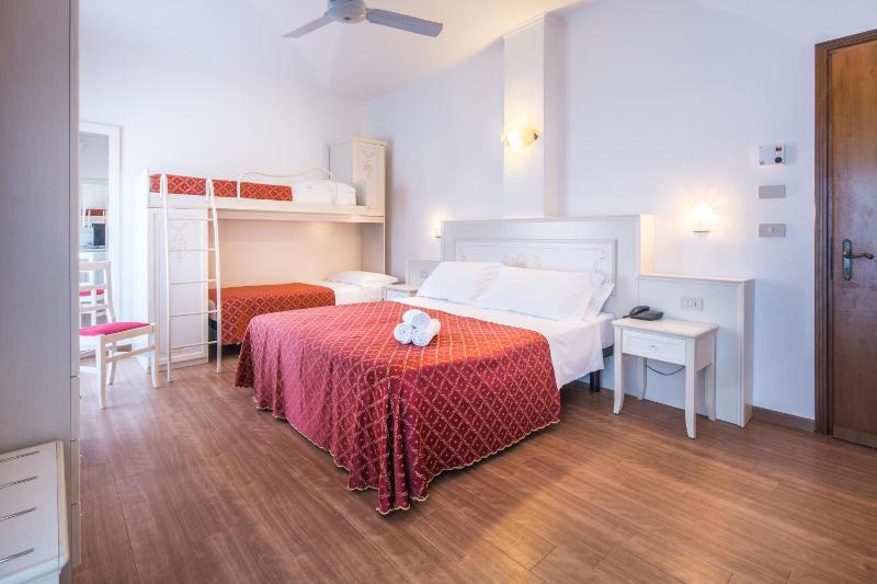 Family Room (2 Adults + 2 Children) with Balcony image 4