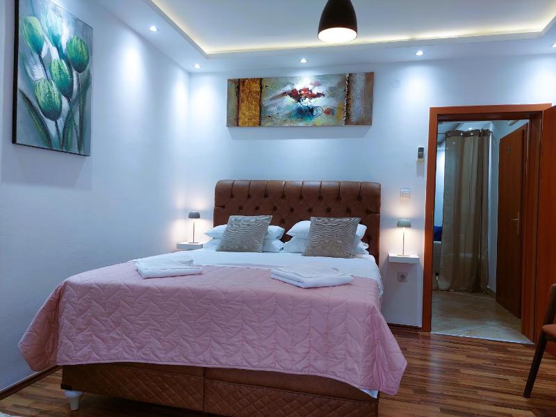 One-Bedroom Apartment with Balcony and Sea View image 1
