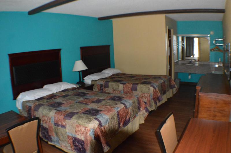 Double Room with Two Double Beds - Smoking image 2
