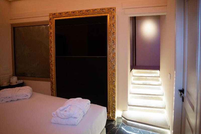 Suite with Hot Tub image 4