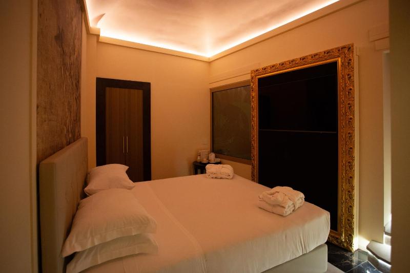 Suite with Hot Tub image 3