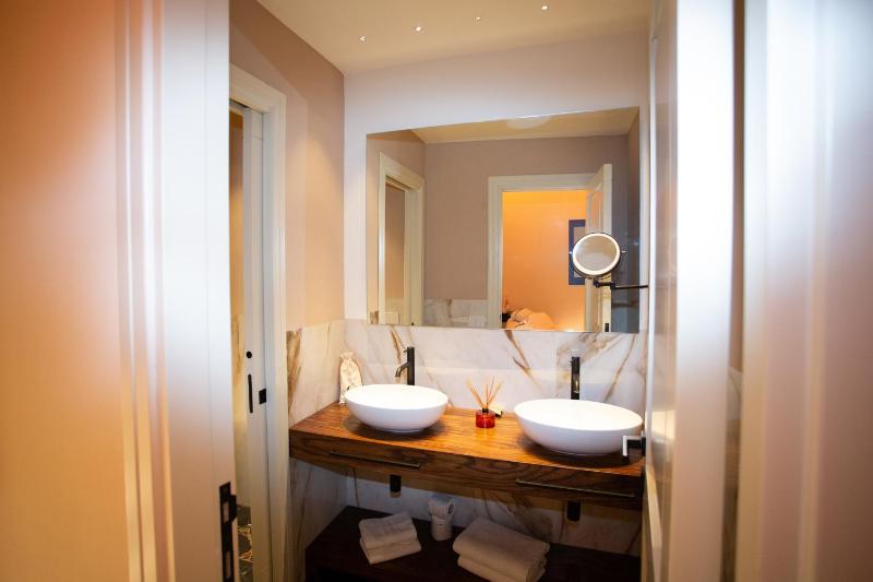 Suite with Hot Tub image 2