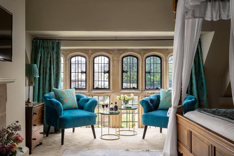 Standard King Room image 3