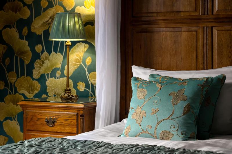 Standard King Room image 4