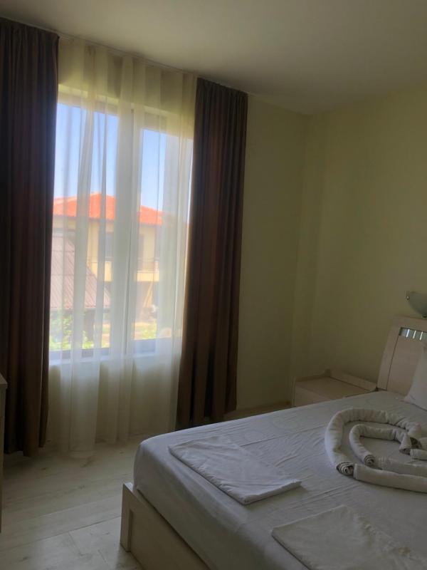 One-Bedroom Apartment with Partial Sea View image 3