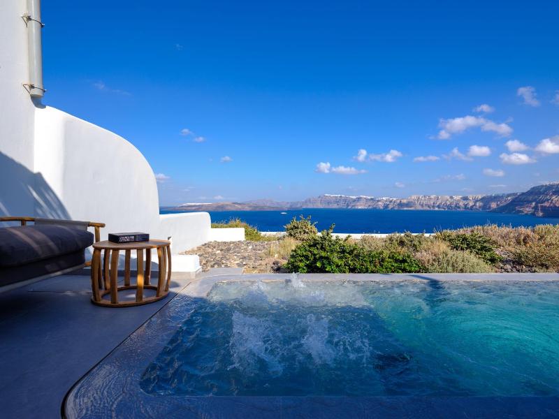 Deluxe Spa Suite with Outdoor Private Pool with Caldera View image 2