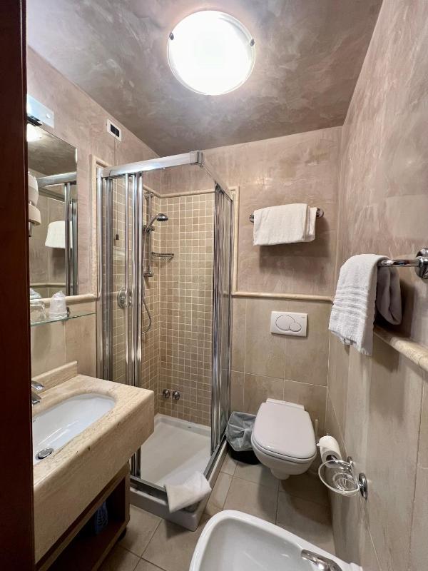 Twin Room image 4