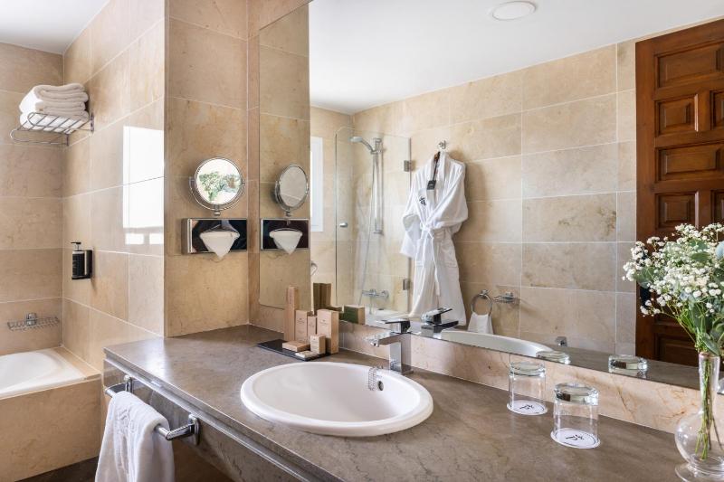 Superior Double Room image 3
